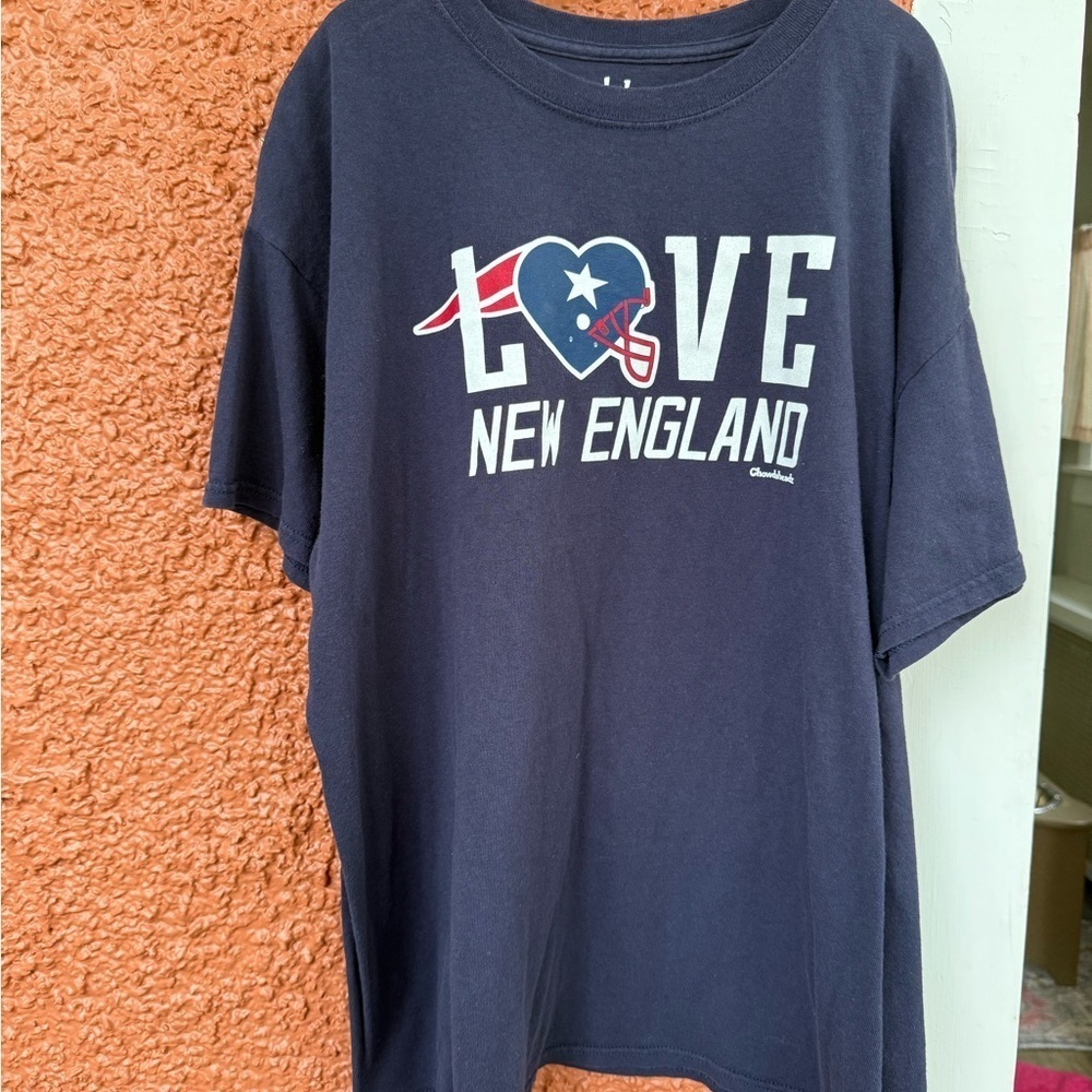 CHOWDAHEADZ MENS NEW ENGLAND PATRIOTS FOOTBALL TEE SIZE LARGE NAVY BLUE